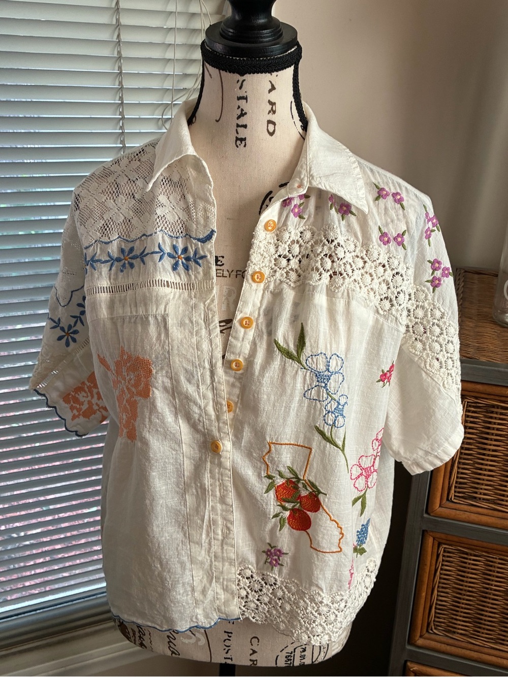 Anthropologie White Embroidered Button-Down Shirt with Multicolor Floral Motifs